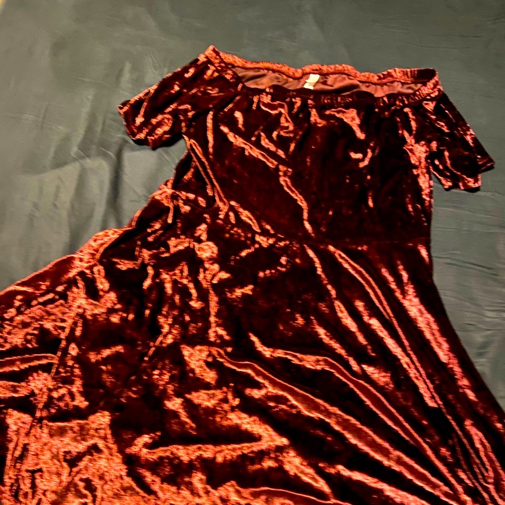 Velvet dress of your 90s dreams